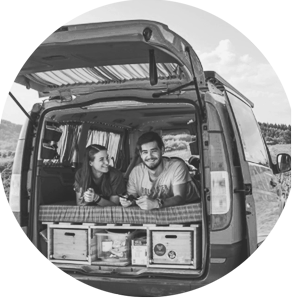 Content Creators Sabrina und Igor Bukovsky in ihrem Wohnmobil