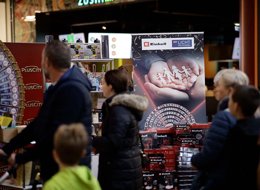 Einhell Display-Ständer mit Produkten an der Vorderseite.