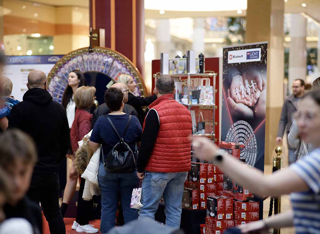 Einhell Display-Ständer mit Produkten an der Vorderseite.