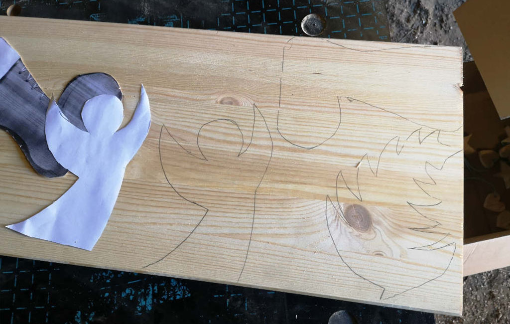 Engel-Figur wird vor dem Zuschneiden auf ein Holzbrett skizziert.
