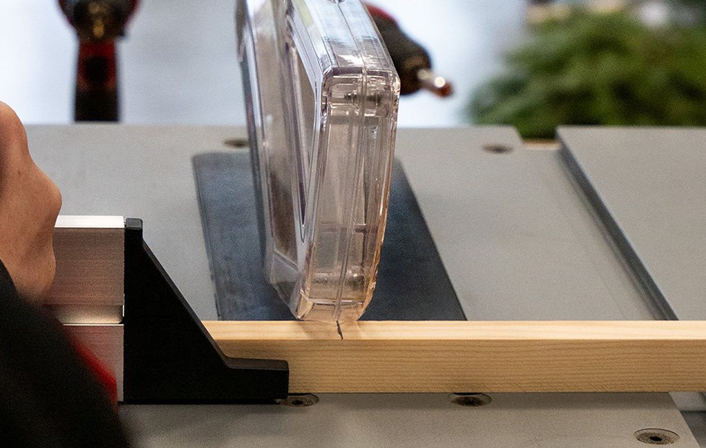 Eine Holzleiste wird mit einer Tischkreissäge präzise zugeschnitten.