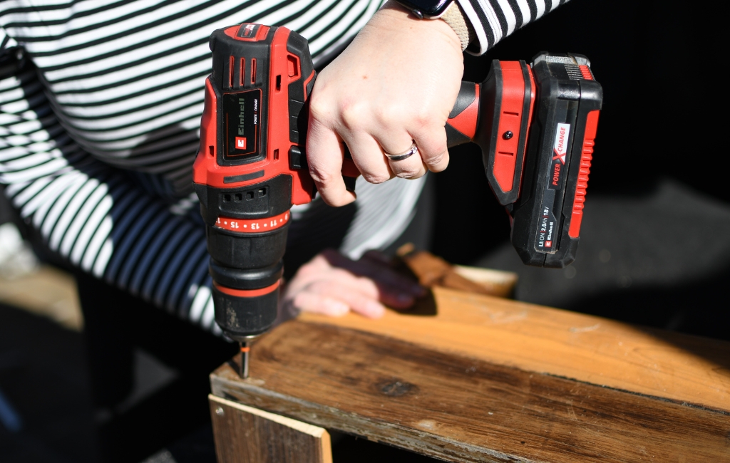 Nahaufnahme eines Akku-Bohrschraubers beim Verschrauben von Holzplatten.