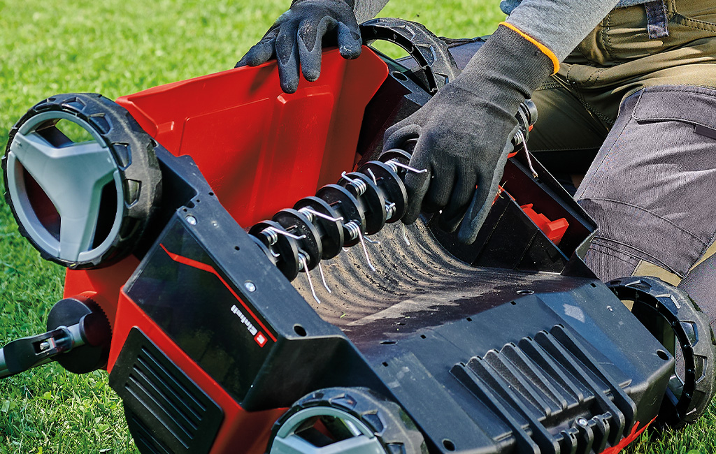 A fan roller is installed in an Einhell scarifier aerator.