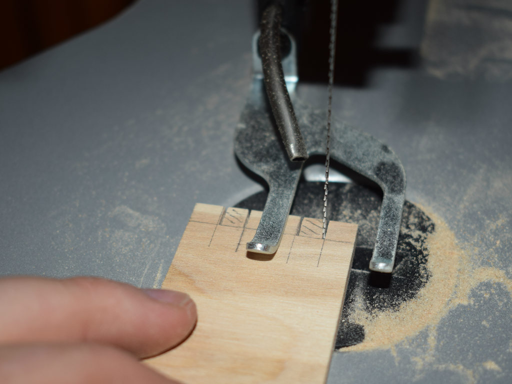 jigsaw cuts slits in wood particles