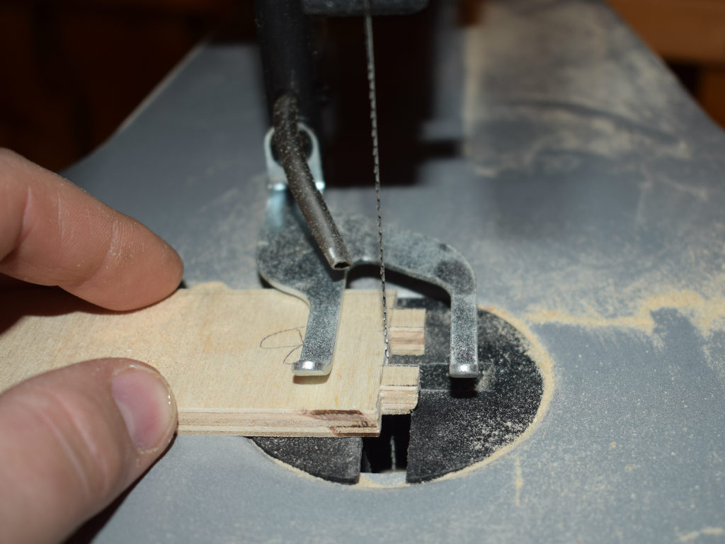 jigsaw cuts wood particles