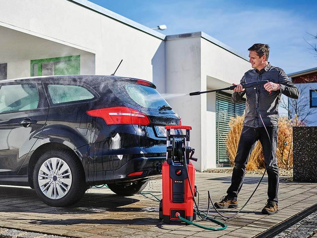 a man washes his car