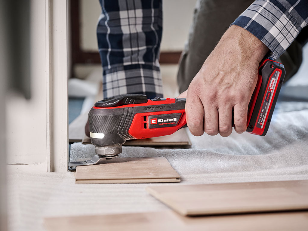 The Einhell multifunctional tool cuts a recess into a skirting board.