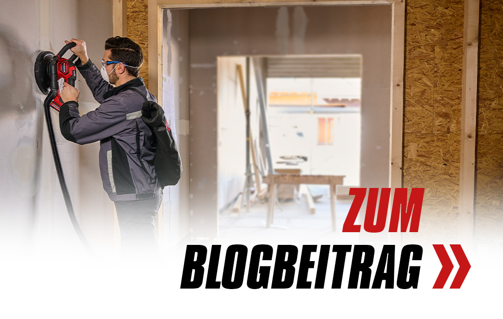 Ein Mann schleift mit einem Wand- und Deckenschleifer eine Wand, begleitet vom Schriftzug "Zum Blogbeitrag".