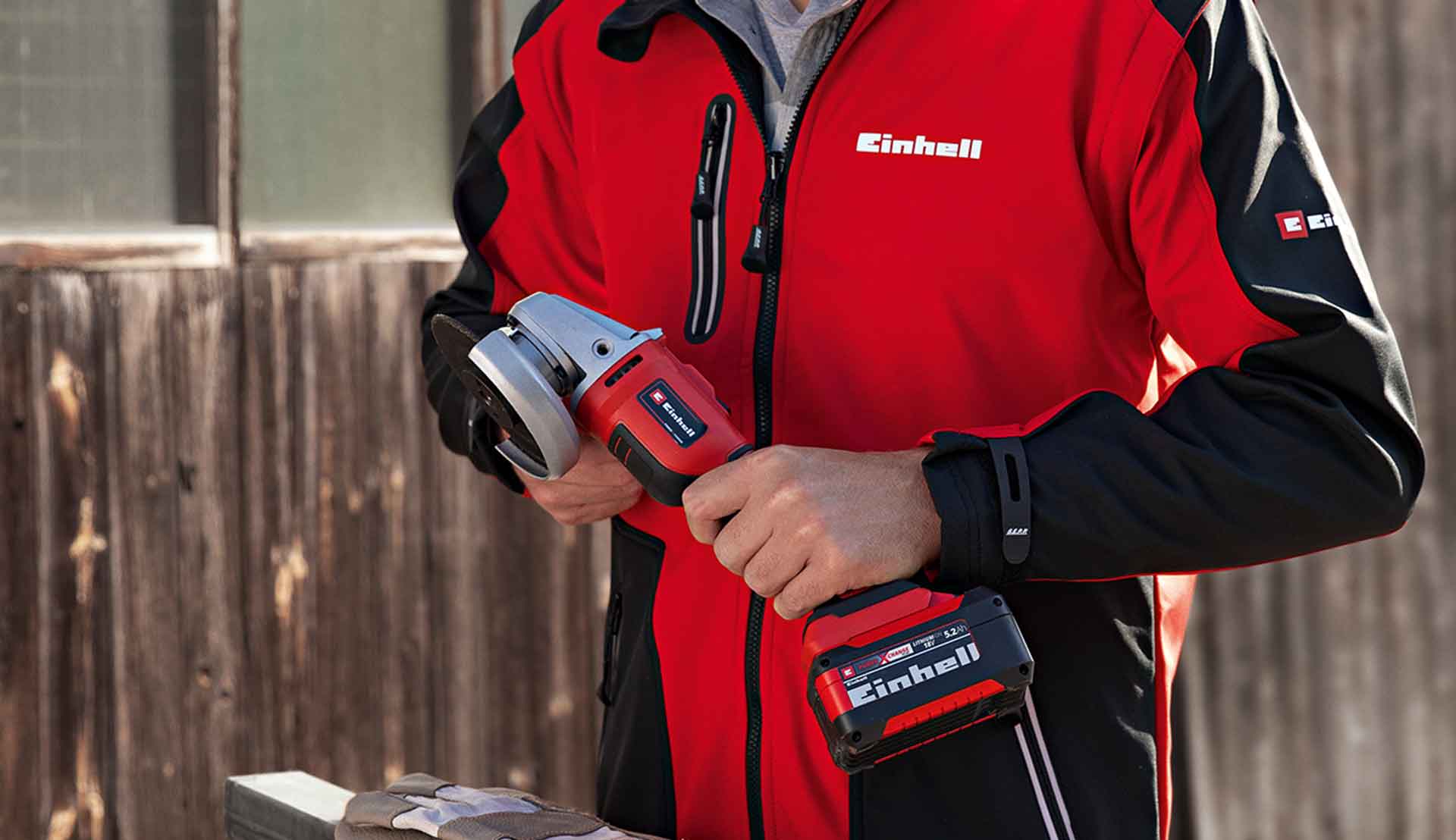 ein Mann hält einen Einhell Akku-Winkelschleifer