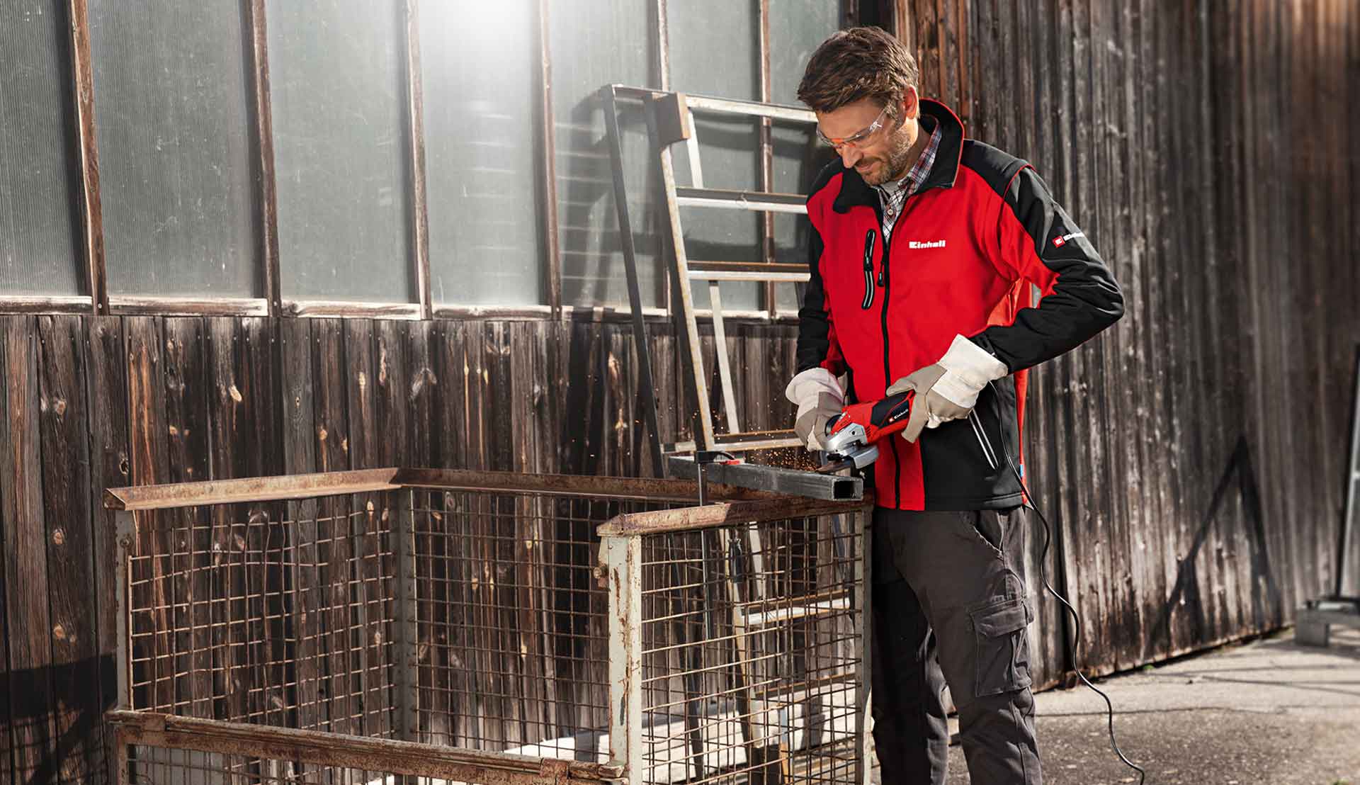 ein Mann arbeitet mit einem Einhell Winkelschleifer