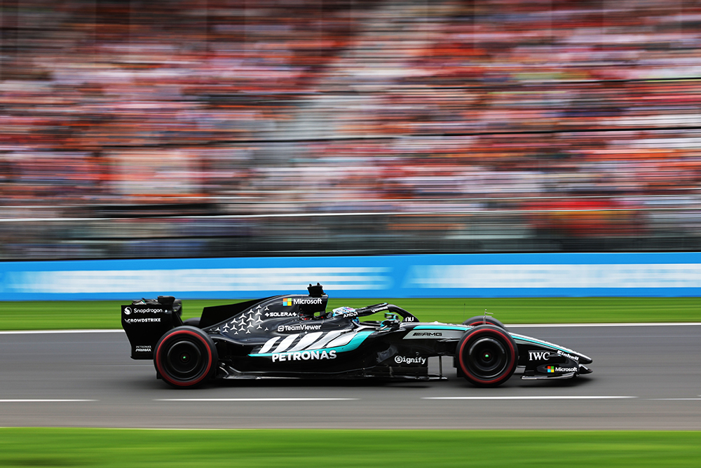 Formel-1 Rennwagen auf der Rennstrecke während eines Rennens.