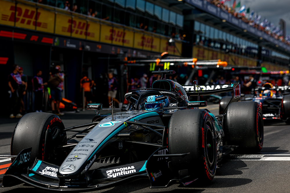 Formel-1 Rennwagen in der Boxengasse während eines Rennwochenendes.