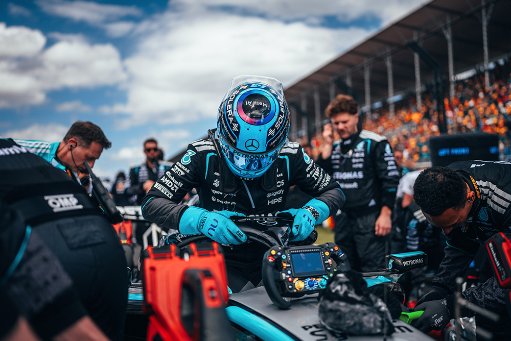 Formel-1 Mechaniker arbeiten am Rennwagen in der Boxengasse.