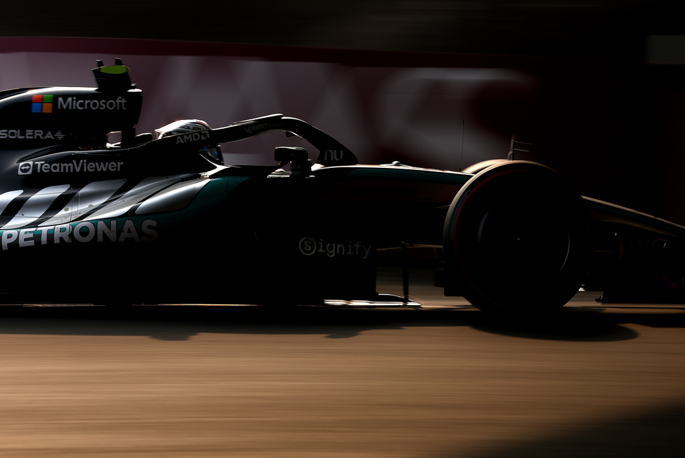 Mercedes Formel-1-Auto bei schwachem Licht auf der Strecke