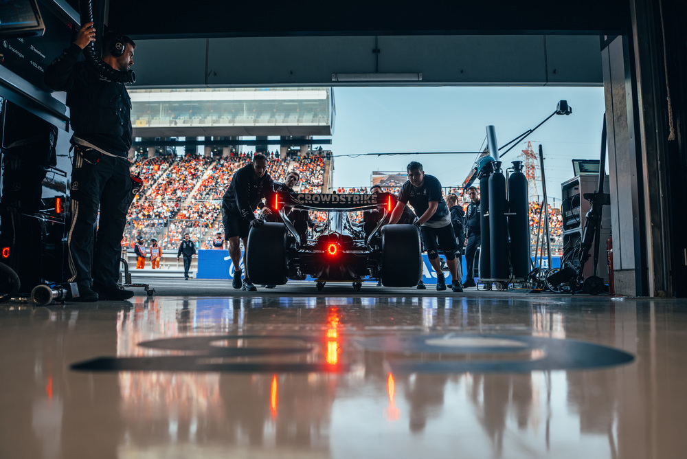 Mercedes Formel-1-Auto in der Garage mit Ausrüstung und Beleuchtung