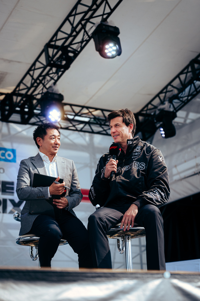 Toto Wolff wird von einem Reporter auf der Bühne interview