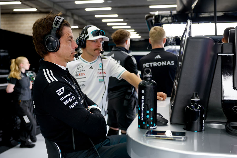 Toto Wolff und Valtteri Bottas vom Mercedes-AMG PETRONAS Formel-1-Team befinden sich an der Arbeitsstation des Teams in der Box. Sie verfolgen konzentriert die Rennstrategie, blicken auf die Monitore und kommunizieren über Headsets.