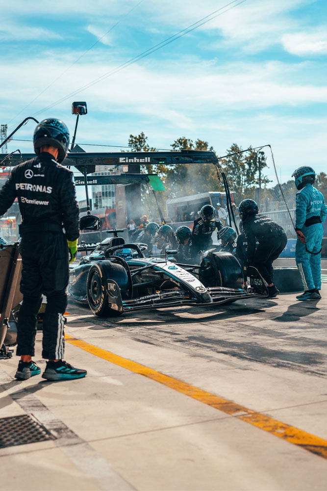 Ein intensiver Boxenstopp des Mercedes-AMG PETRONAS Formel-1-Teams. Die Crew arbeitet unter Hochdruck, wechselt Reifen und überprüft das Auto unter dem Einhell-Galgen.