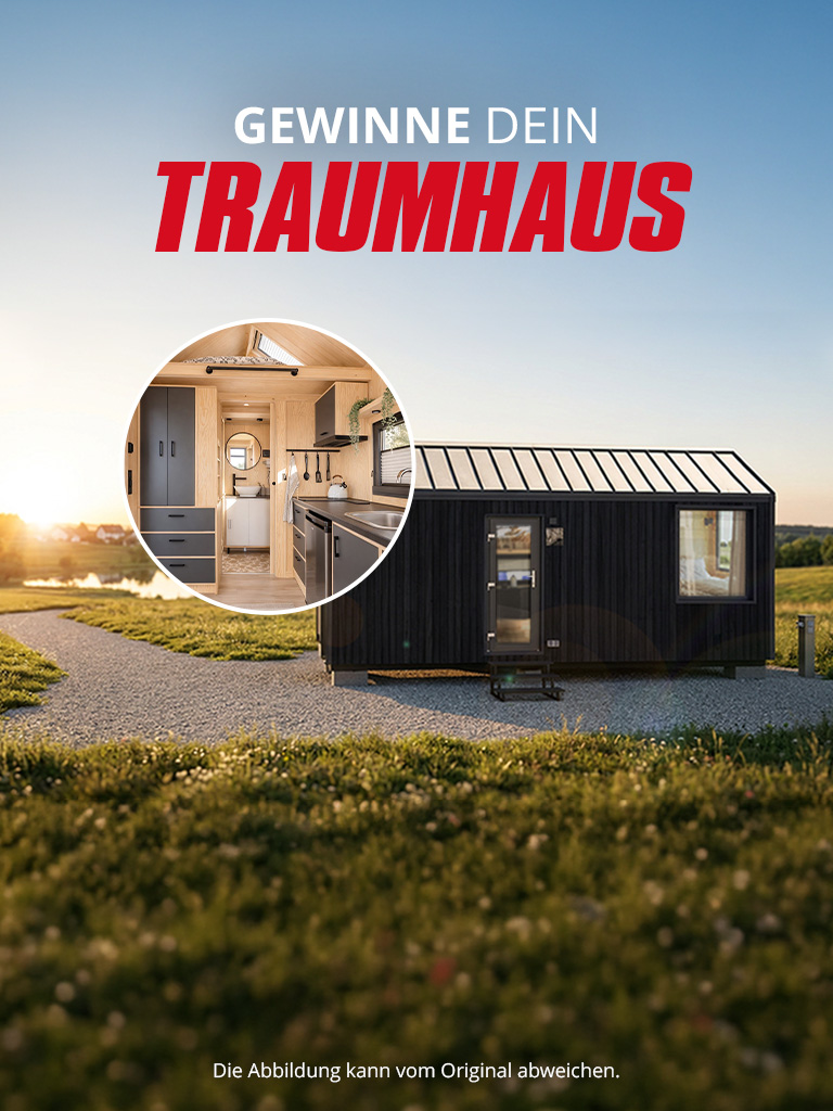 Werbebanner mit dem Text „GEWINNE DEIN TRAUMHAUS“, das ein schwarzes Tiny House in einer Wiesenlandschaft bei Sonnenuntergang zeigt.