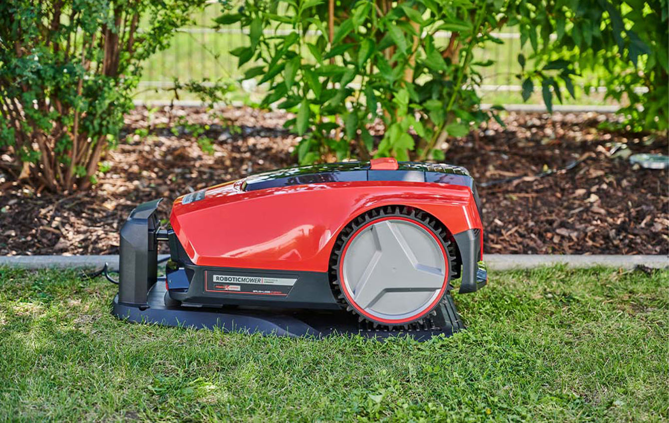 ein Einhell Mähroboter an der Ladestation