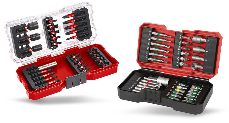 Zwei geöffnete Werkzeugboxen zeigen umfangreiche Sets mit Schrauberbits und Aufsätzen.