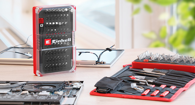 Ein Schraubendreher-Set und eine Platine liegen auf einem Tisch, daneben liegen feinmechanische Werkzeuge für Elektronikarbeiten.