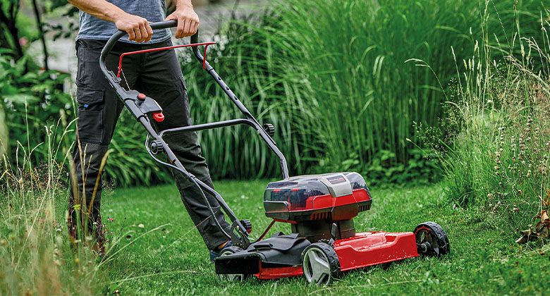 Ein 36 V Akku-Mulchmäher mit vier Akku-Steckplätzen.