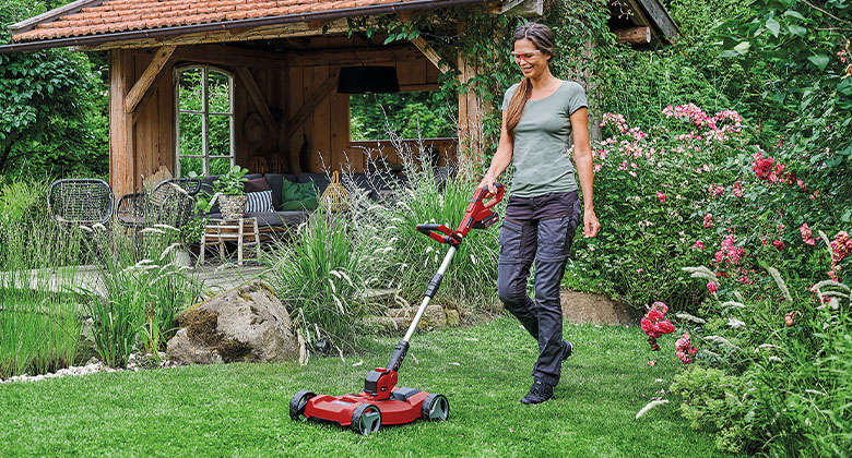 Frau nutzt Einhell Akku-Rasentrimmer mit Trimmer Cart