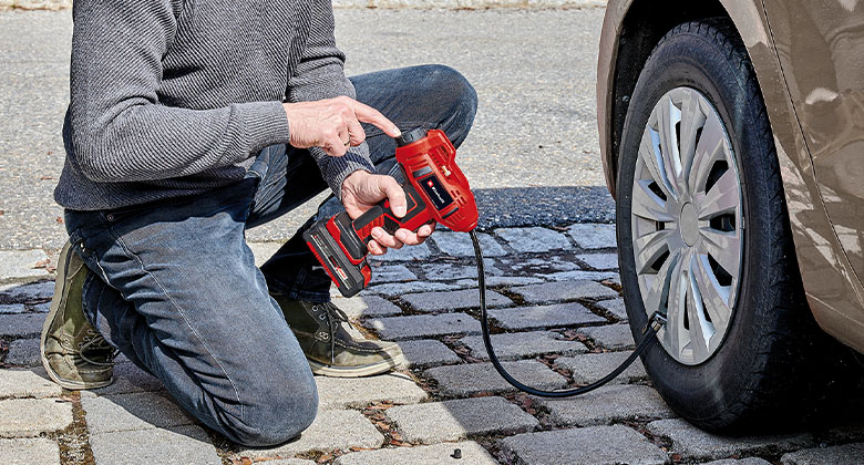 Auto-Kompressor pumpt Autoreifern auf