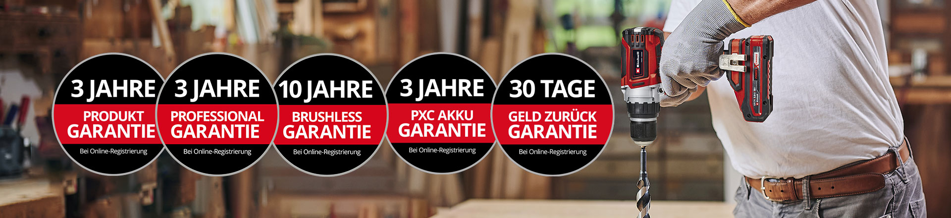 Hier sehen Sie einen Mann in einer Werkstatt mit einer Einhell-Bohrmaschine im Einsatz. Außerdem wurden die Symbole für die verschiedenen Arten der Garantieverlängerung auf dem Bild platziert. Folgende Garantieerweiterungen sind möglich: ‚Produkt Garantie‘, ‚Professional Garantie‘, ‚Brushless Garantie‘, ‚PXC AkkuGarantie‘ und die ‚30-Tage-Geld-zurück-Garantie‘.