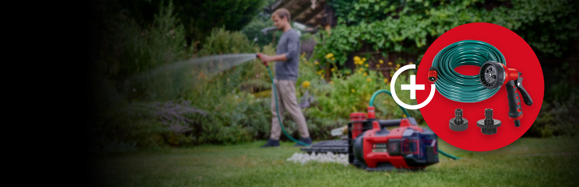 Eine Person bewässert einen Garten mit einem Gartenschlauch, während im Vordergrund eine rot-schwarze Wasserpumpe auf dem Rasen steht. Im roten Kreis befinden sich ein aufgerollter Gartenschlauch, eine Sprühpistole sowie zwei Anschlussadapter als Zubehör.