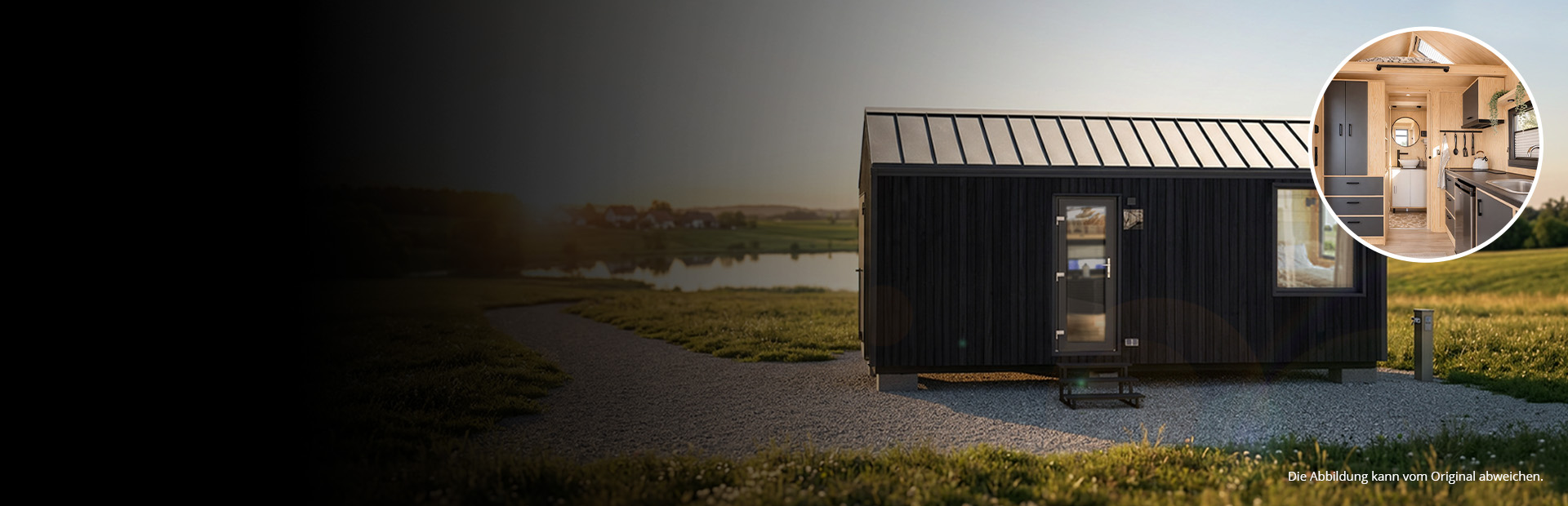 Das Bild zeigt ein modernes Tiny House mit schwarzer Außenfassade auf einem Kiesplatz in einer ländlichen Landschaft nahe einem Gewässer, umgeben von Grünflächen. Eine kreisförmige Einblendung zeigt das Innere mit einer kompakten Küche und einem kleinen Badezimmer in heller Holzoptik.