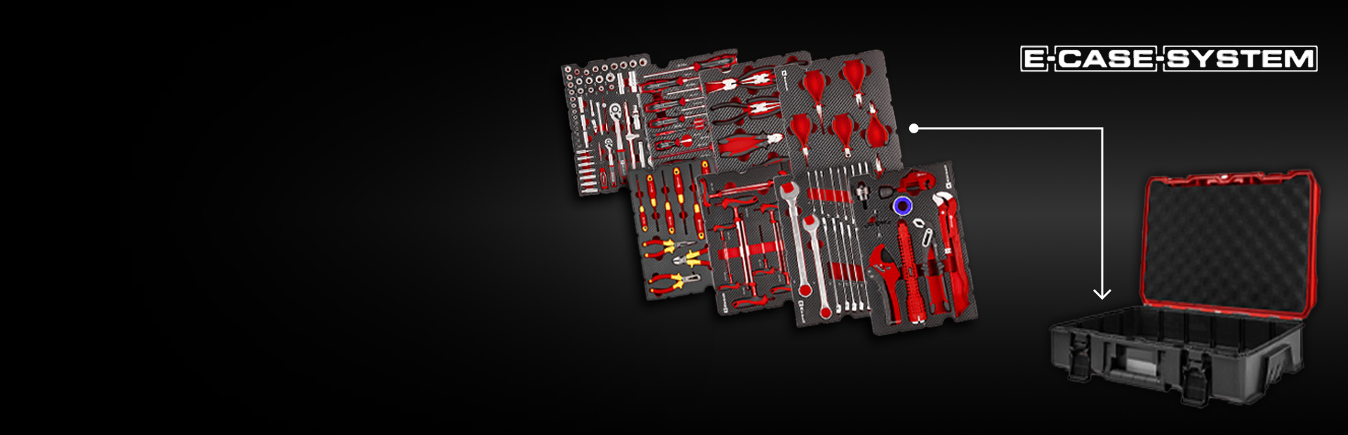 Das Bild zeigt mehrere modular angeordnete Werkzeugeinlagen mit rot‑grauen Handwerkzeugen. Rechts daneben befindet sich ein schwarzer Transportkoffer, zu dem die gezeigten Einsätze gehören. Oben rechts steht der Schriftzug „E‑CASE SYSTEM“.